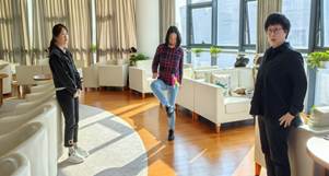 石丽娜踢毽子